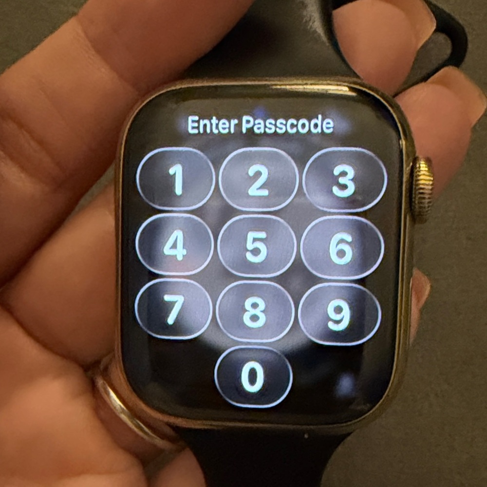 Apple Watch Series 7 Gold Titanium - Picture 5 of 5